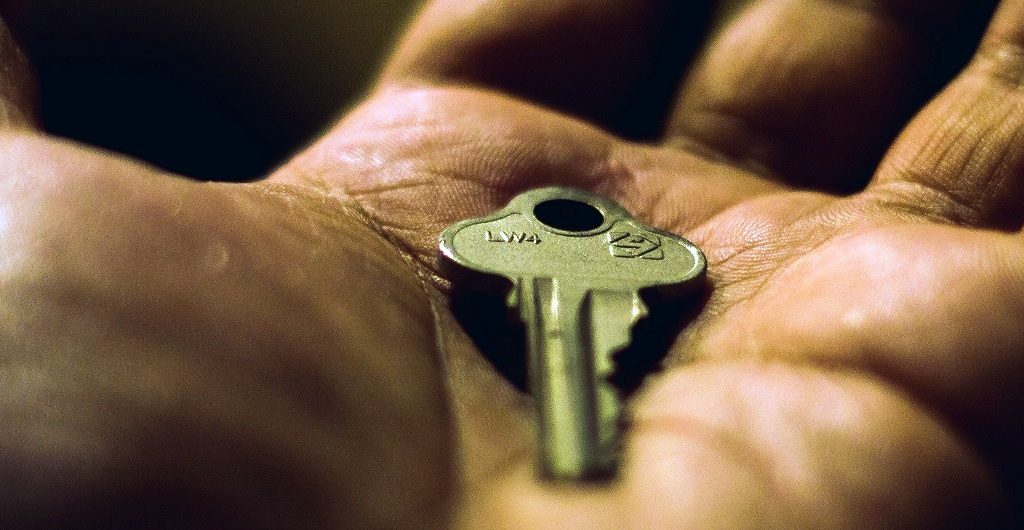 Housing First - das Foto zeigt einen Schlüssel in einer Hand