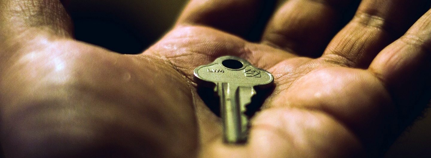 Housing First - das Foto zeigt einen Schlüssel in einer Hand