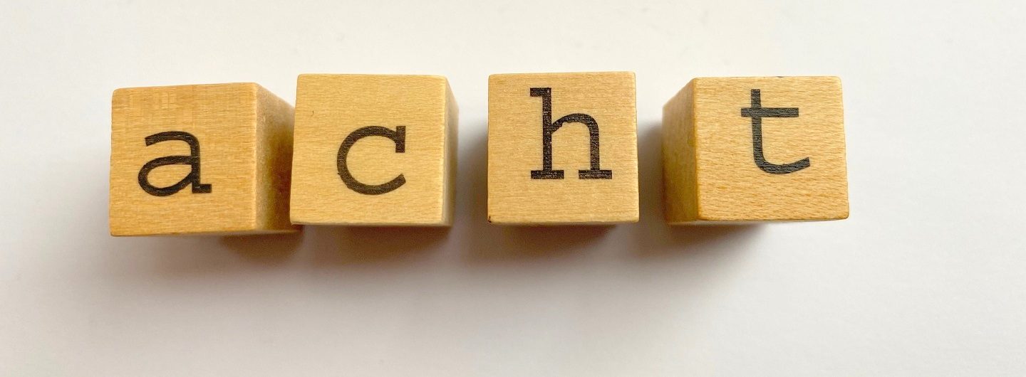 Acht Prinzipien Housing First, wofür das Foto Buchstabenstempel zeigt, die das Wort acht bilden