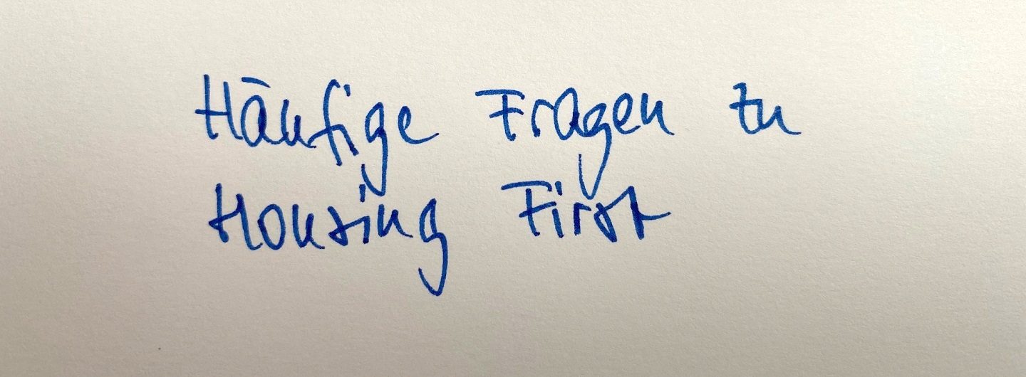 FAQ - Das Foto zeigt den Text "Häufige Fragen zu Housing First" Fragen, die zu Housing First gestellt werden. Das Foto zeigt den Text