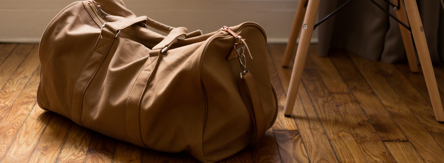 Für wen sich Housing First eignet, nämlich für Menschen, die von Straßenobdachlosigkeit betroffen sind, versinnbildlicht hier das Foto einer Reisetasche.