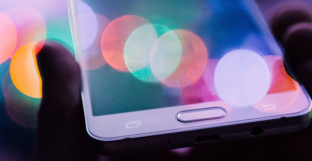 Smartphone mit bunten Reflexen symbolisiert die sozialen Medien, die der Vringstreff nutzt