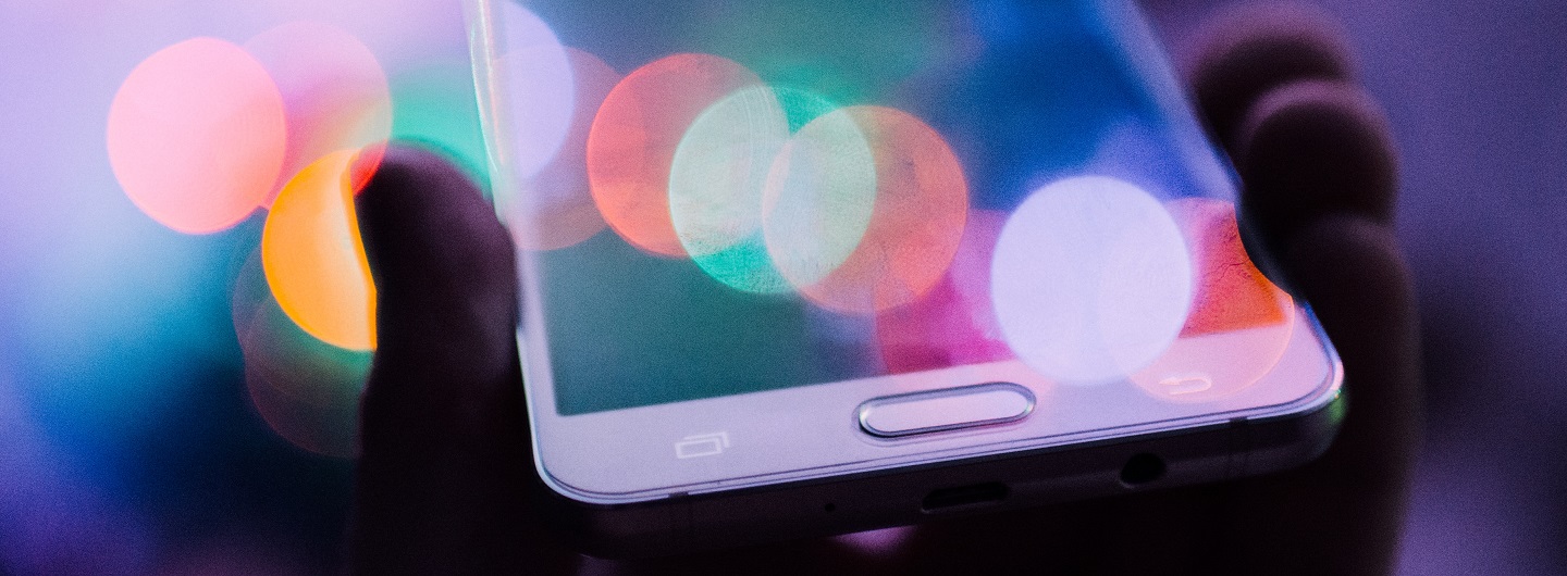 Smartphone mit bunten Reflexen symbolisiert die sozialen Medien, die der Vringstreff nutzt