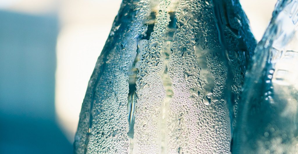 Detail-Aufnahme von Wasserflaschen mit Kondenswasser - zum Refill im Vringstreff