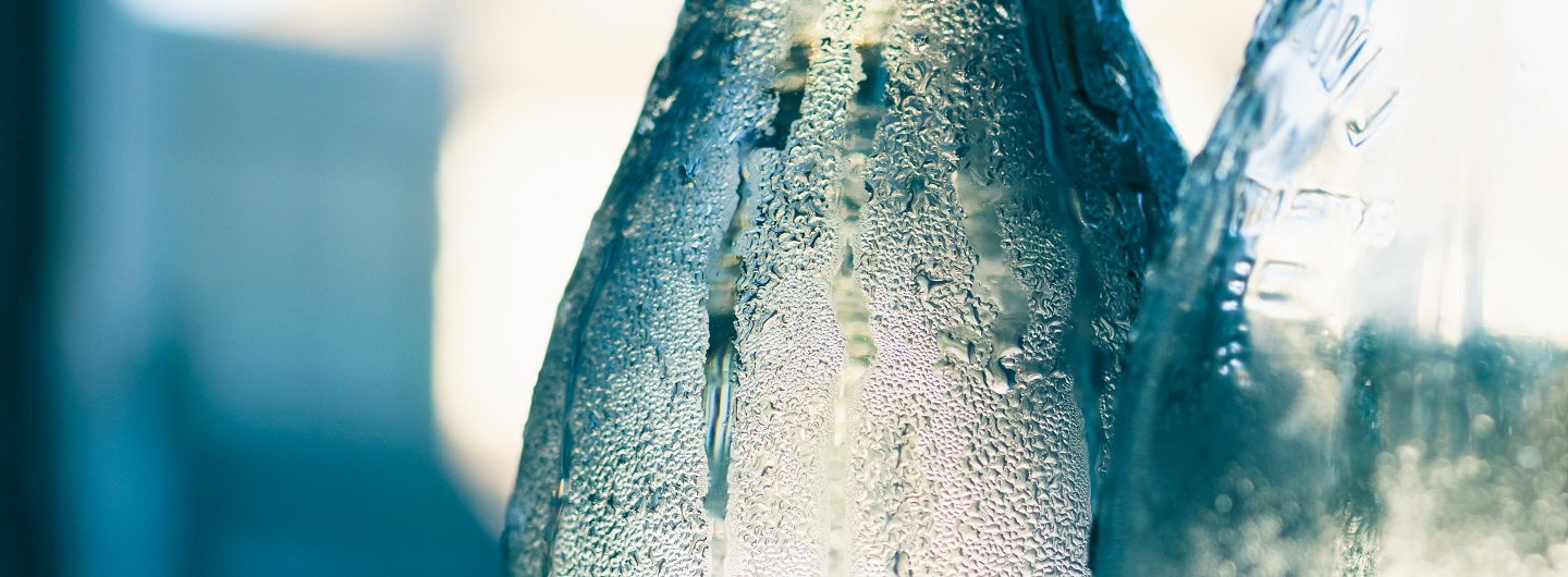 Detail-Aufnahme von Wasserflaschen mit Kondenswasser - zum Refill im Vringstreff